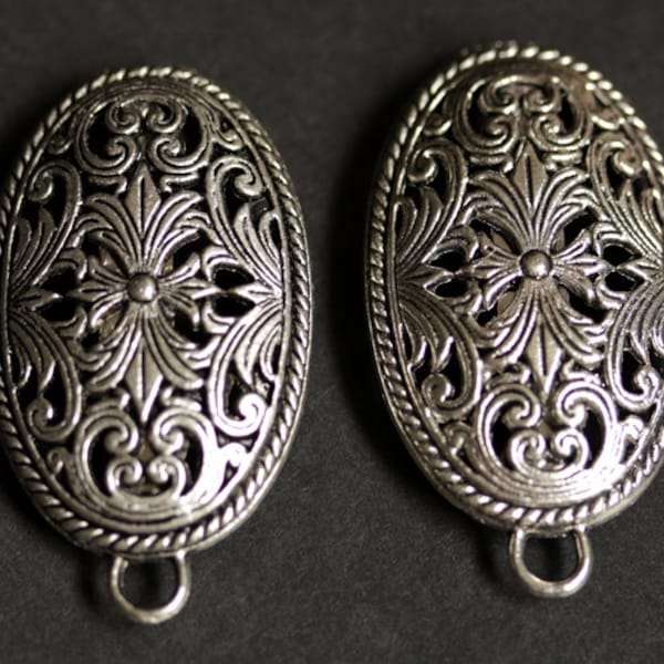 Twee (2) Vikingbroches. Zilveren schort pinnen. Fretwork schildpad broche set. Schouderbroches. Noorse sieraden. Historische Renaissance-sieraden.