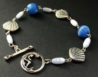 Zeemeerminarmband in zilver met schelpkralen en blauwe zijde. Handgemaakte armband.