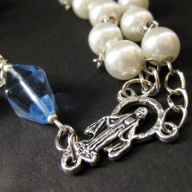 Heiliger Rosenkranz in weißen Perlen und blauem Glas. Winterlicht. Handgemachter Rosenkranz. Bild 3