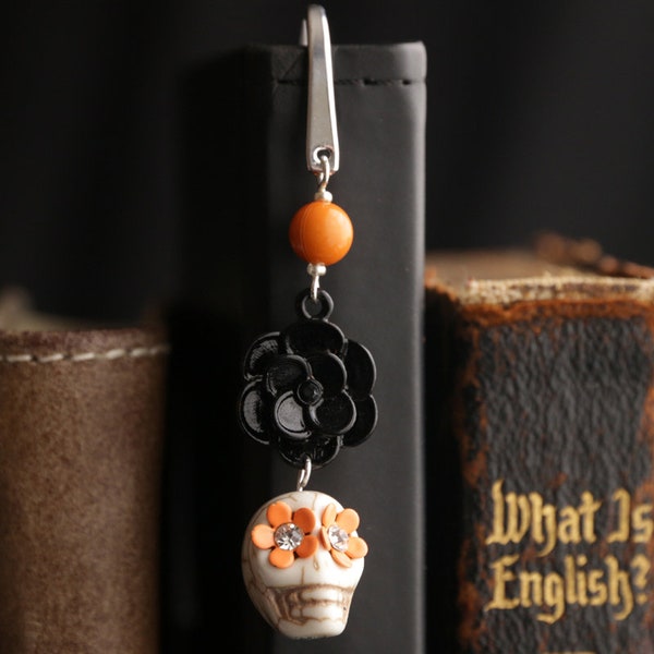 Sugar Skull Bookmark. Beaded Bookmark. Day of the Dead Book Charm. Book Hook Bookmark. Dia de los Muertos Bookmark. Handmade Book Charm.