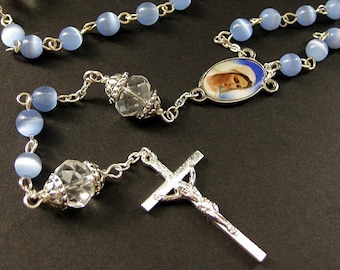 Rosário Azul-Bebê. Rosário católico com contas azuis olho de gato e cristais. Rosários artesanais.