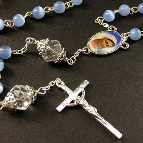 Różaniec w kolorze Baby Blue. Katolicki różaniec z niebieskimi koralikami w kształcie kociego oka i kryształowymi paterami. Ręcznie robione różańce.