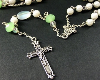 Rosário de pérola branca e cristal verde menta em prata. Rosário feito à mão.