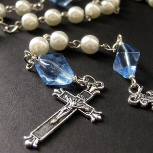 Heiliger Rosenkranz in weißen Perlen und blauem Glas. Winterlicht. Handgemachter Rosenkranz. Bild 1