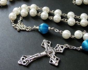 Rosário de pérolas brancas com contas de cetim azul. Rosário sagrado com contas. Rosário de oração. Rosário branco. Rosário azul. Rosário feito à mão.