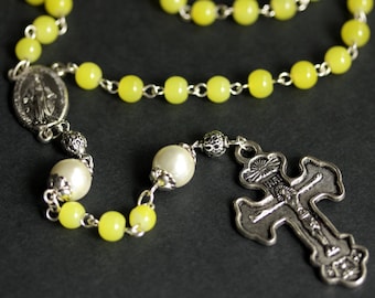 Rosário Sagrado. Rosário Amarelo Brilhante. Rosário de Pérolas de Vidro. Rosário de Prata. Rosário Amarelo Neon. Colar de Rosário Feito à Mão.