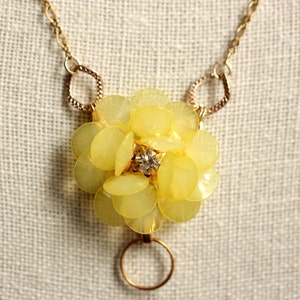 Lanière à fleurs jaunes. Collier écusson. Collier lanière jaune. Porte-badge d'identité. Insigne bijoux de lanière. Lanière dorée. image 2