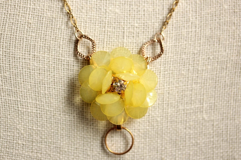 Lanière à fleurs jaunes. Collier écusson. Collier lanière jaune. Porte-badge d'identité. Insigne bijoux de lanière. Lanière dorée. image 2