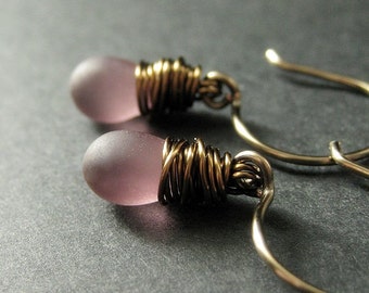 Boucles d'oreilles violettes : fil de larmes opaques enveloppé de bronze - élixir de rêves. Boucles d'oreilles faites main.