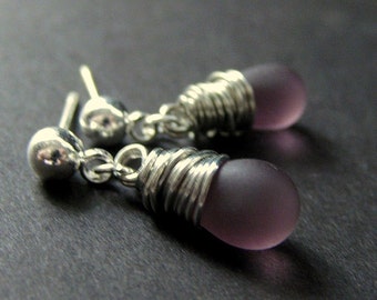 Pendientes envueltos en alambre en plata con lágrimas esmeriladas de color púrpura, aretes de plata. Joyería hecha a mano
