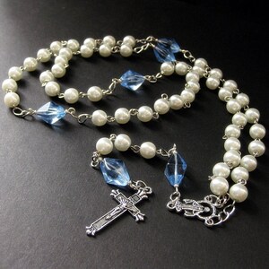 Heiliger Rosenkranz in weißen Perlen und blauem Glas. Winterlicht. Handgemachter Rosenkranz. Bild 4