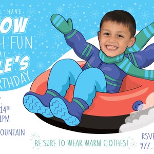 Puede incluir: Una invitaci&oacute;n de cumplea&ntilde;os azul y blanca con una ilustraci&oacute;n de dibujos animados de un ni&ntilde;o que lleva una bufanda y guantes a rayas azules y verdes, desliz&aacute;ndose por una colina nevada en una c&aacute;mara de aire roja. El texto dice "You'll have snow much fun at Kyle's 6th birthday. Saturday, January 14th, 10am-1pm, Snowy Mountain Fun Park. Be sure to wear warm clothes! RSVP to Lois 977.677.3777."