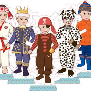 Pu&ograve; includere: Cinque bambole di carta vestite con costumi diversi. Le bambole sono un bambino di karate, un re, un pirata, un dalmata e uno sciatore. Le bambole sono tutte in piedi su uno sfondo a motivi blu e bianchi.