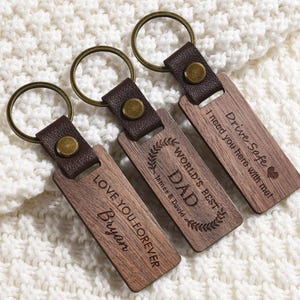 Chaveiro de madeira de nogueira personalizado, chaveiro gravado, chaveiro de madeira personalizado, presente de aniversário ou aniversário para ela ou ele, presente para mãe e pai