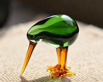 Mundgeblasene Glas Kiwi Vogel Figur, Kunstskulptur aus grünem Bernstein, Natur inspirierte Wohnkultur, minimalistisches Tier Ornament, Geschenk für Vogelliebhaber