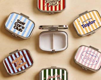 Porta-comprimidos personalizado, estojo retrô listrado com 2 compartimentos, organizador de comprimidos para viagem - Adicione seu texto ou design