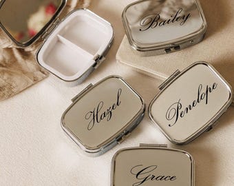 Porta-comprimidos pequeno personalizado, estojo para comprimidos com 2 compartimentos e estampa floral, organizador de comprimidos para viagem - Adicione seu nome ou desenho.