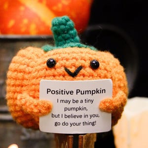 Peut inclure: Une citrouille orange crochetée avec une tige verte et des yeux en bouton noirs. La citrouille tient une pancarte blanche avec l'inscription "Positive Pumpkin" et un message motivant. Une décoration d'automne mignonne et faite à la main.