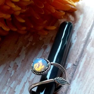 Anello in opale, anello in opale di fuoco bianco, anello in foglia d&#39;argento, anello regolabile, grazioso in rosa, anello in opale, sotto i 35 anni, spedizione gratuita, regali autunnali, regali