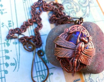Collar con colgante de libélula y aliento de dragón, colgante de ópalo de fuego fantástico, regalo para juegos de rol, cosplay y ferias renacentistas.