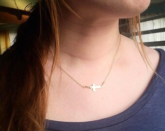 Collier croix martelée en or 14 carats, collier croix sur le côté, bijoux chrétiens faits main, croix en or minimaliste, baptême, confirmation
