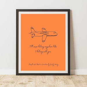 Pode incluir: Fundo laranja com um desenho de linha preta de um avião. O texto "I'll never belong anywhere like I belong with you" está escrito abaixo do avião. O texto "People We Meet on Vacation by Emily Henry" está escrito abaixo da citação.