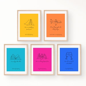 Pode incluir: Conjunto de seis impressões de arte de parede imprimíveis com desenhos de linhas pretas e citações inspiradoras. As impressões apresentam uma tenda, um avião, um livro aberto, um grupo de pessoas e duas taças de vinho. As impressões têm um fundo branco e são emolduradas em uma moldura de madeira clara.