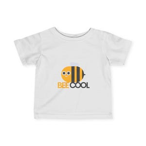 Op de afbeelding: Wit T-shirt met een cartoon bijenontwerp. De bij is geel en zwart met een lachend gezicht, en de woorden "BEE COOL" staan eronder gedrukt. Het T-shirt is gemaakt van zacht materiaal.