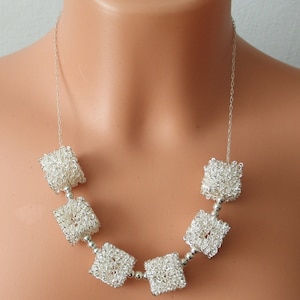 Collar de cubos de metal