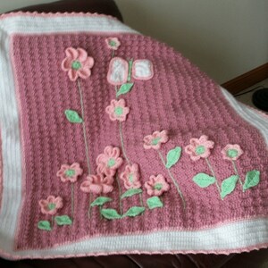 Blumenbettdecke und Windeltasche