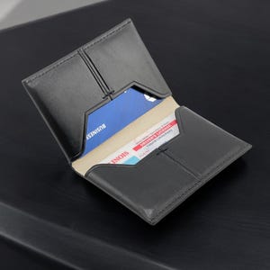 Schlanker dreifach gefalteter Kartenhalter, Echtleder-Kartenhalter für Männer mit 2 Steckplätzen für mehr als 8 Karten insgesamt, minimalistisches Design - kompakte Brieftasche für die Vordertasche