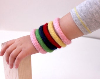 6 Montessori speelgoed armbanden, kinderspeelgoed, vakantiecadeau, Waldorf speelgoed wol, kleurrijke kindersieraden, zacht kinderspeelgoed, kousvuller, kindercadeau