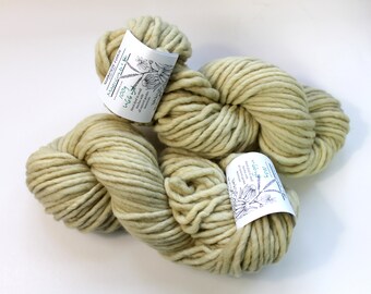 Natürlich gefärbtes grünes Garn, Super Bulky Skein 100gm, handgefärbtes Chunky Yarn, Natürliches Grün Färben Schnellstricken, Natürliches Blumen gefärbtes Garn