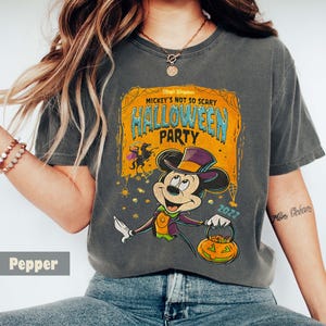 Maglietta vintage per la festa di Halloween di Topolino non così spaventosa, maglietta di Halloween di Topolino nei colori comfort, maglietta del Regno Magico, festa di Halloween 2025