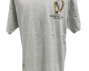 Camiseta de verano vintage de los años 90 con un pueblo indio y un bosque