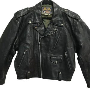 Może przedstawiać: Czarna sk&oacute;rzana kurtka motocyklowa z zamkiem błyskawicznym i wieloma kieszeniami. Kurtka ma wewnątrz metkę marki 'American Eagle'.