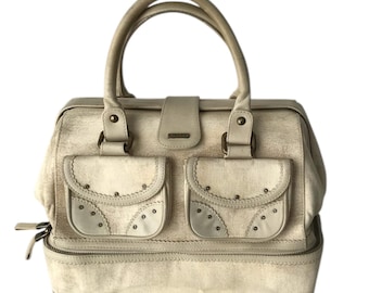 Borsa a tracolla DIESEL Vintage in tela e pelle, color crema effetto invecchiato, stile medievale, urbano, gotico, multitasche, avanguardista, con borchie, art déco, anni 2000.