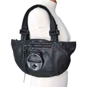 Bolsa de ombro vintage DIESEL em couro texturizado preto com fecho giratório industrial, estilo motoqueiro, gótico, urbano, indie, lua crescente, avant-garde, anos 2000, arquivo.