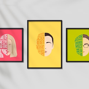 Peut inclure: Trois impressions d'art encadrées avec des illustrations minimalistes de personnages d'une série télévisée. Chaque impression présente le visage d'un personnage, avec des mots formant l'autre moitié. Les cadres sont noirs, et les fonds sont roses, jaunes et verts.