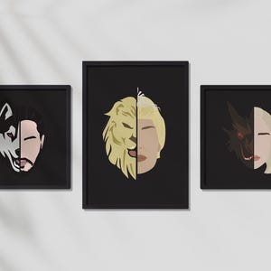 Peut inclure: Trois impressions d'art encadrées avec des cadres noirs. Chaque impression présente un design divisé du visage d'un personnage et d'un animal ou d'une créature correspondant. Les impressions sont affichées sur un mur blanc.