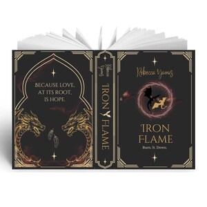 Puede incluir: Libro de tapa dura titulado "Iron Flame" de Rebecca Yarros. La portada presenta un fondo negro con detalles dorados y rojos, incluyendo ilustraciones de dragones y el texto "Because love at its root is hope."
