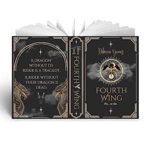 Puede incluir: Libro abierto con una cubierta negra con detalles dorados. La portada muestra el título "Fourth Wing" de Rebecca Yanos, con un diseño de dragón y espada. El lomo del libro dice "Fourth Wing". Las páginas abiertas son blancas.