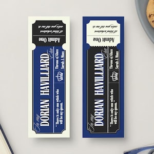 Puede incluir: Dos boletos de marcador azul y negro con texto blanco. El texto dice "In my Dorian Havilliard" y "There is only one witch who will be my queen." El texto también incluye "Throne of Glass" y "Sarah J. Maas".