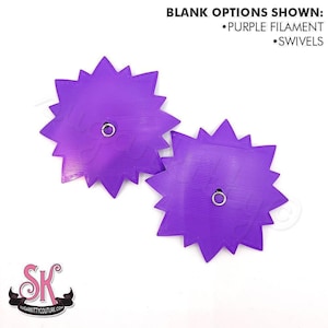 Op de afbeelding: Twee paarse stervormige accessoires met gekartelde randen en een getextureerd oppervlak. Elk stuk is voorzien van een centrale zilveren metalen ring. De tekst rechtsboven luidt: BLANK OPTIONS SHOWN: PURPLE FILAMENT, SWIVELS.