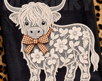 Vaca de las Tierras Altas PNG, Vaca con encaje floral PNG, Diseño de vaca coqueta, Descarga digital de vaca de las Tierras Altas, Vaca rústica de granja, Lazo de cuadros PNG