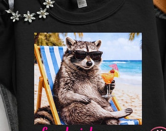 Wildes Mädchen Sommer PNG, lustiger Waschbär Sommer PNG, Strand Waschbär Sonnenbrille Getränk, heißes Mädchen Sommer Meme, Trendy Sommer Shirt Design, Urlaub