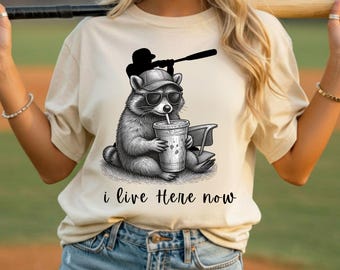 Lustiger Baseball Waschbär PNG, ich lebe hier jetzt PNG, Baseball Mama Humor Design, Trash Panda Baseball PNG, Spieltag Lustiges Tier, Sportliebhaber