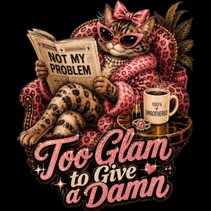 Puede incluir: Un gato atigrado marrón con un lazo rosa, collar de perlas y gafas de sol de ojo de gato, sentado en una silla con estampado de leopardo rosa. El gato sostiene un periódico que dice NOT MY PROBLEM junto a una taza 100% UNBOTHERED y el texto Too Glam to Give a Damn.
