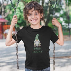 Jungen geboren glücklich grün Gonk St Patricks Shirt, spielerisches irisches T-Shirt, geboren glücklich Slogan Geschenk T-Shirt, lustiges St. Paddy's Day Feier T-Shirt