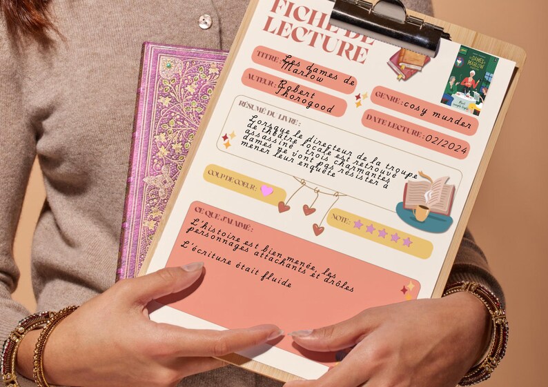 Puede incluir: Un portapapeles de madera con un registro de lectura en franc&eacute;s, titulado "FICHE DE LECTURE", que detalla el t&iacute;tulo del libro "Les dames de Marlow", el autor Robert Thorogood y el g&eacute;nero "cosy murder". Un libro y un libro morado se sostienen juntos.